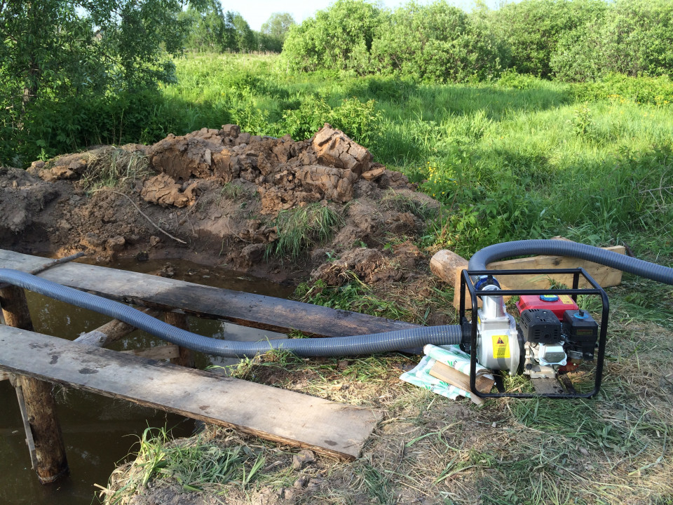 Для подачи воды использовали бензиновую мотопомпу